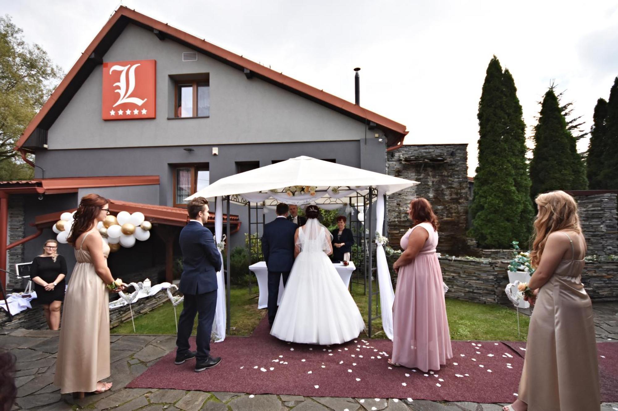 Restaurace A Penzion Lutena Dolni Lutyne Extérieur photo